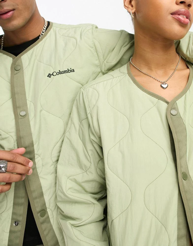 商品Columbia|Columbia Doverwood crinkle fabric unisex quilted liner jacket in khaki  Exclusive at ASOS,价格¥918,第3张图片详细描述