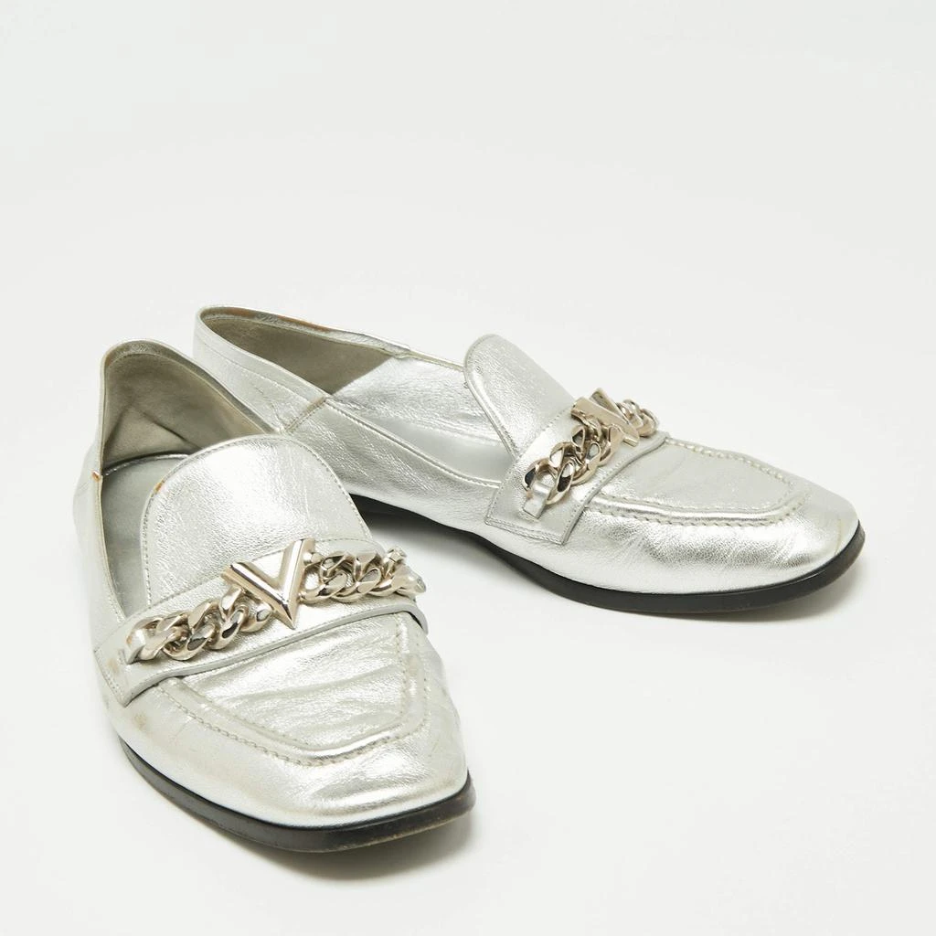 商品[二手商品] Louis Vuitton|Louis Vuitton Silver Leather V Chain Embellished Loafers Size 38.5,价格¥813,第4张图片详细描述