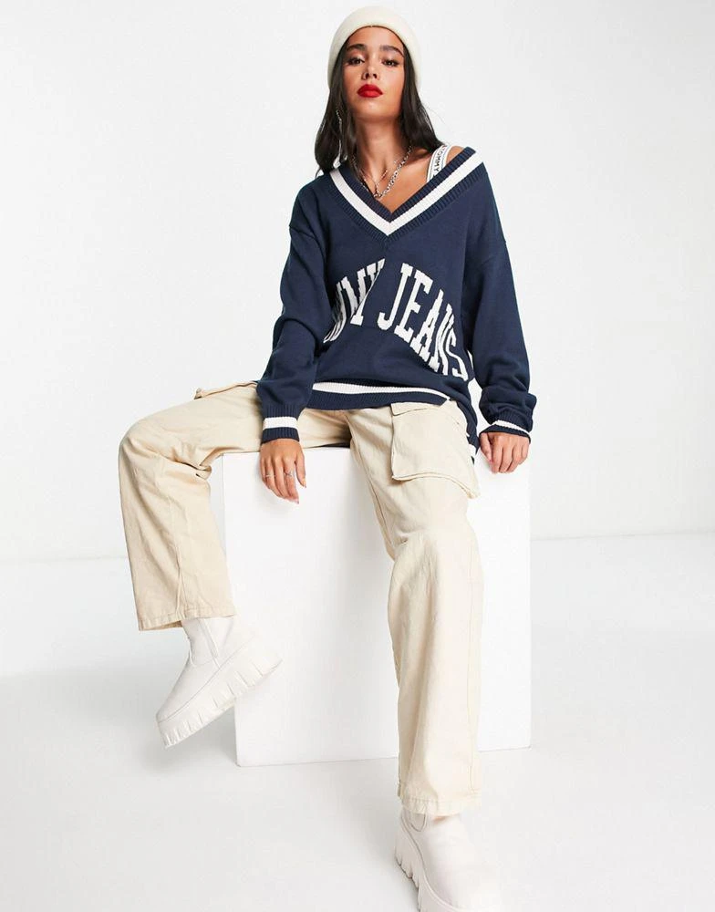 商品Tommy Jeans|Tommy Jeans x ASOS exclusive varsity logo v neck jumper in navy,价格¥911,第4张图片详细描述