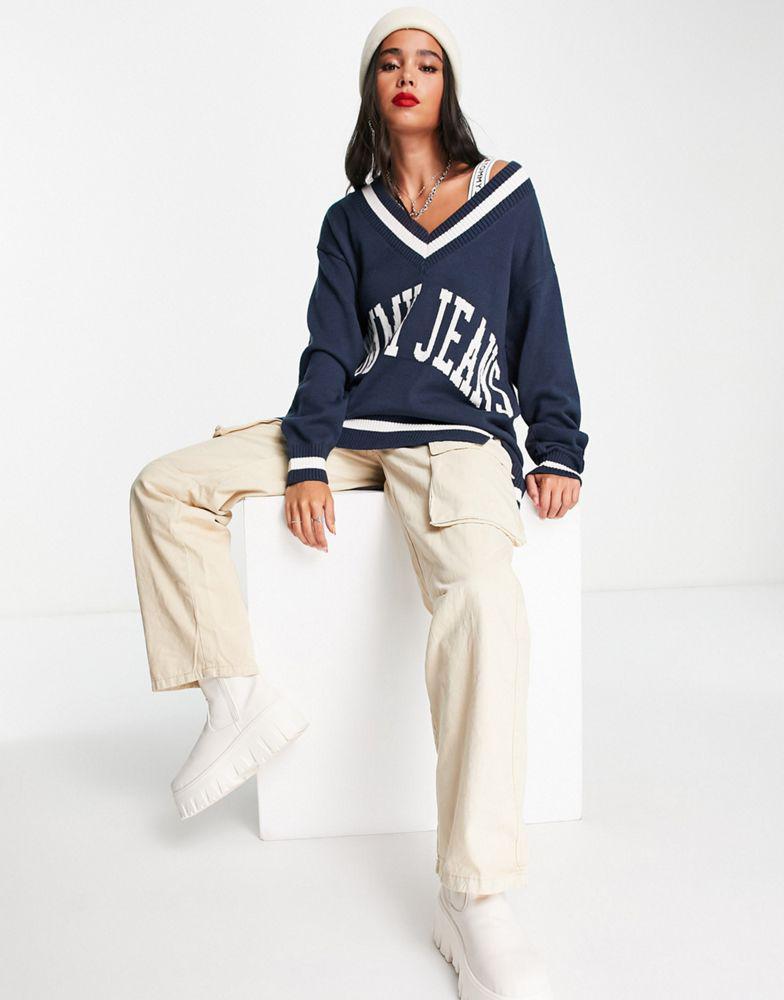 商品Tommy Jeans|Tommy Jeans x ASOS exclusive varsity logo v neck jumper in navy,价格¥833,第6张图片详细描述