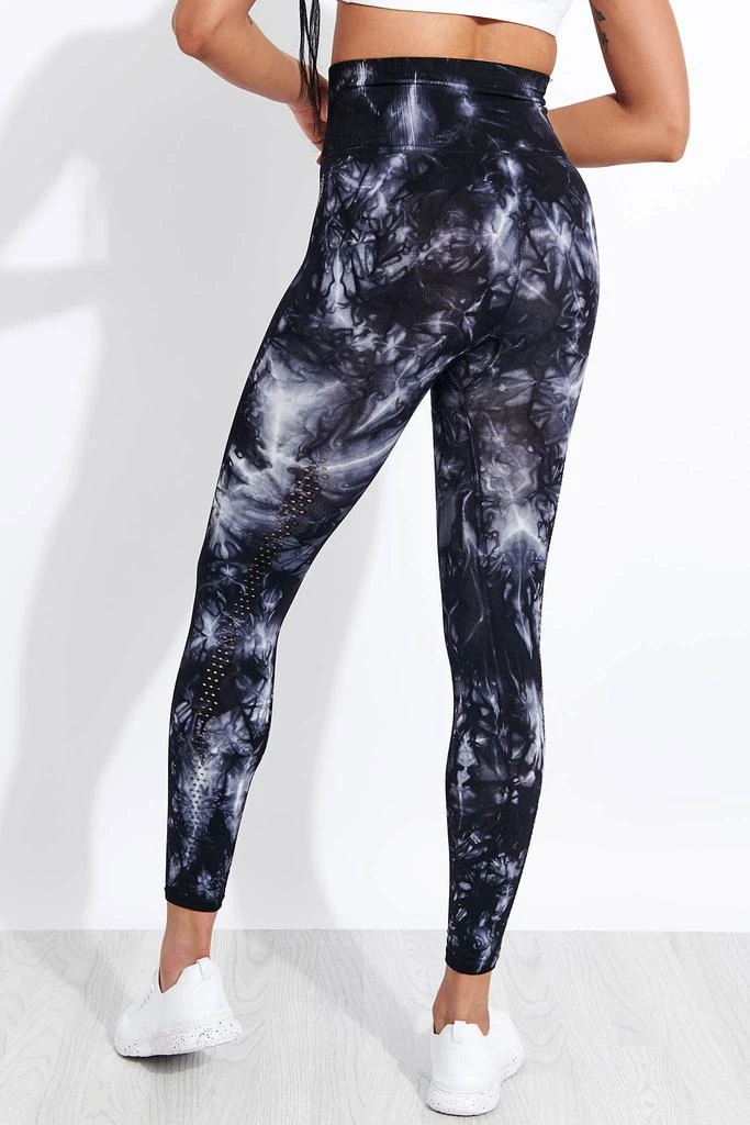 商品Free People Movement|Good Karma High Waisted 7/8 Legging - Black Tie-Dye,价格¥782,第3张图片详细描述