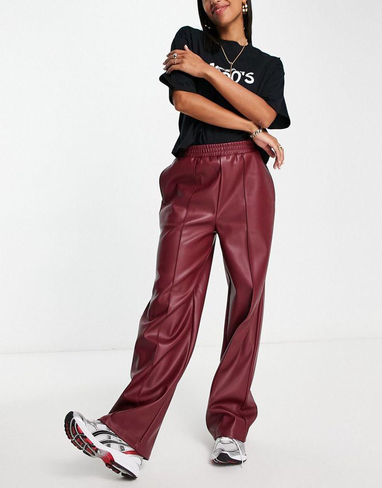 ASOS DESIGN stretch faux leather straight jogger trouser in wine商品第4张图片规格展示