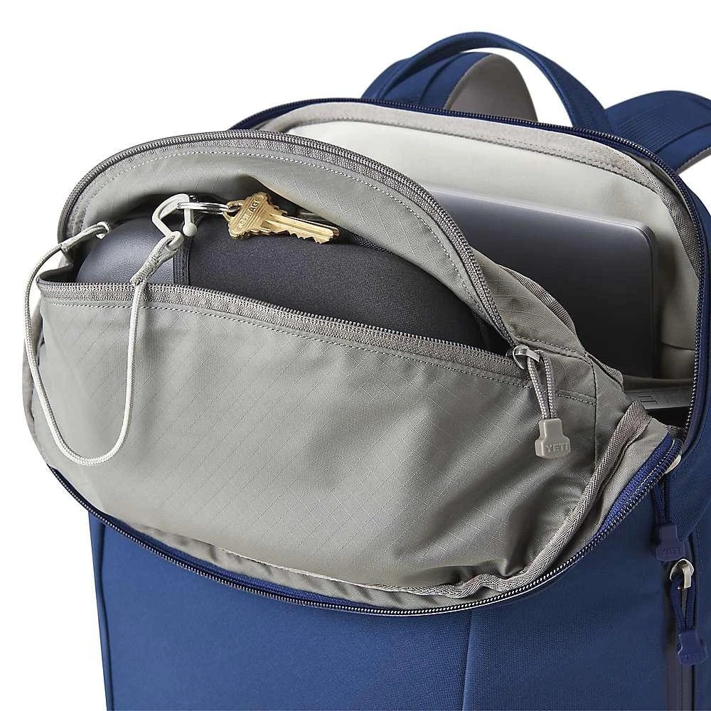 商品YETI|YETI Crossroads 22L Backpack,价格¥1651,第3张图片详细描述