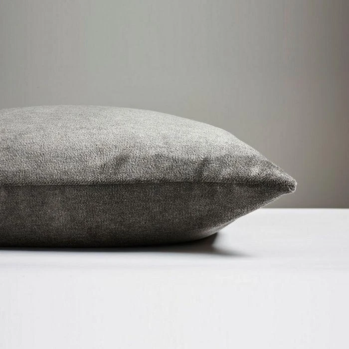 商品Scalamandre|Bay Velvet Outdoor Pillow,价格¥2256,第2张图片详细描述