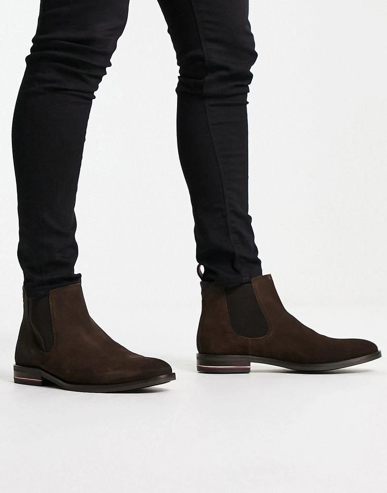 商品Tommy Hilfiger|Tommy Hilfiger suede chelsea boots in brown,价格¥877,第1张图片