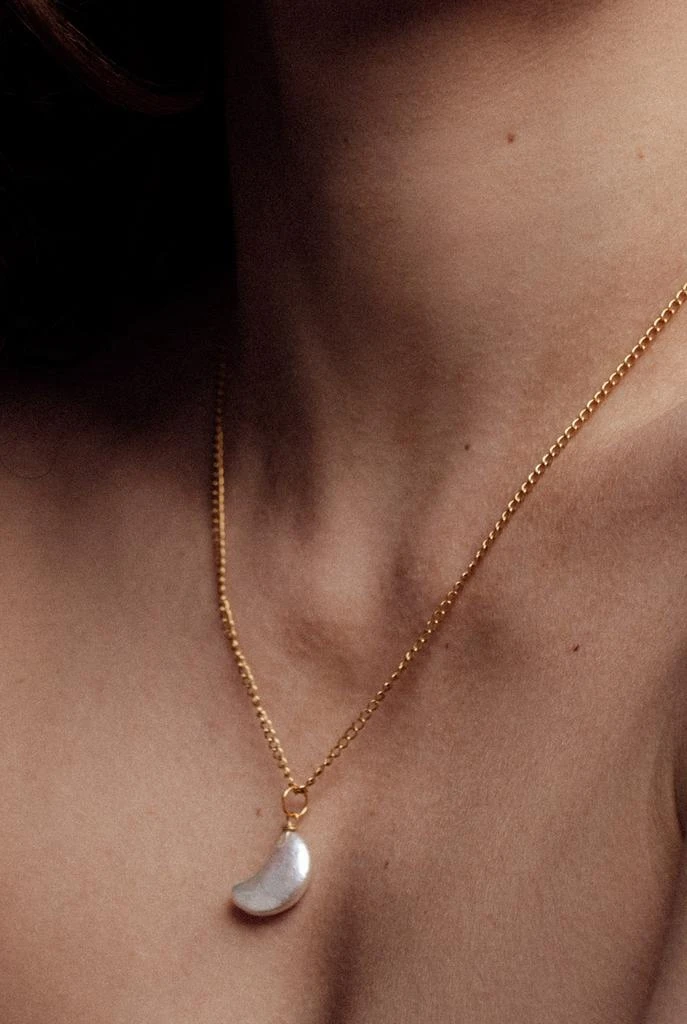 商品FREYA ROSE|Moon pearl necklace 22ct gold vermeil,价格¥820,第2张图片详细描述