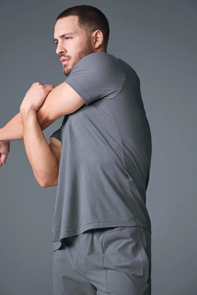 商品Alo|Triumph Tee - Athletic Heather Grey,价格¥442,第4张图片详细描述