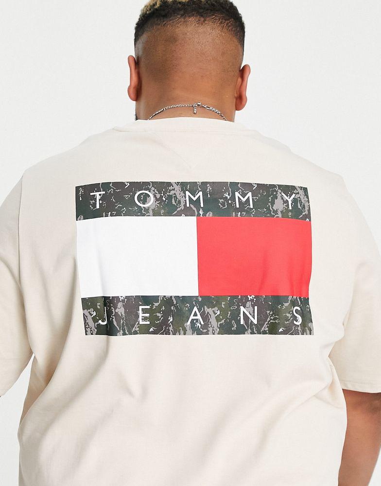 Tommy Jeans Big & Tall camo flag script logo back print t-shirt in stone商品第2张图片规格展示