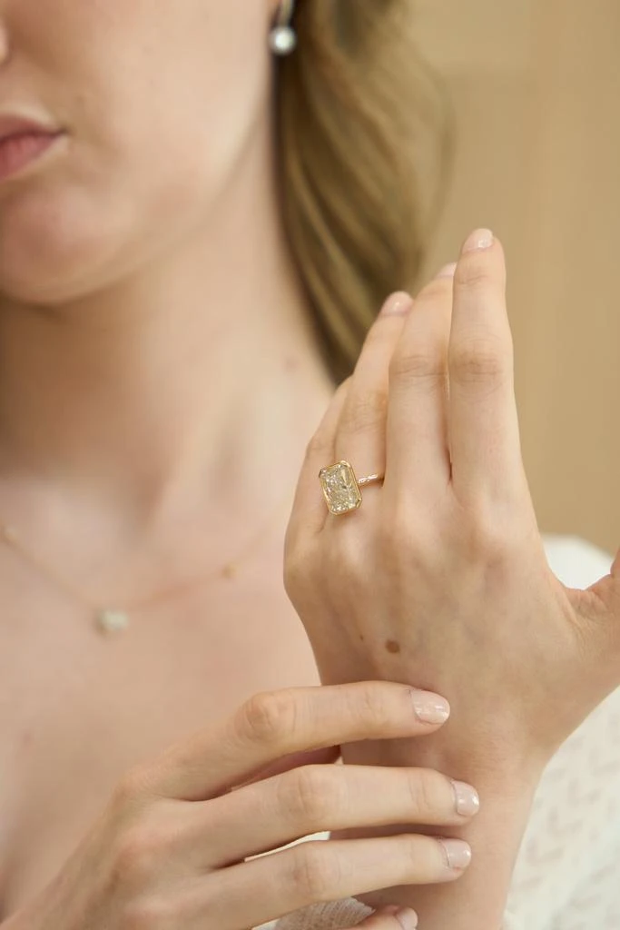 商品LuvMyJewelry|Nerina 14K Gold Radiant Bezel Lab Grown Diamond Solitaire Engagement Ring - 5 Cts,价格¥31782,第2张图片详细描述