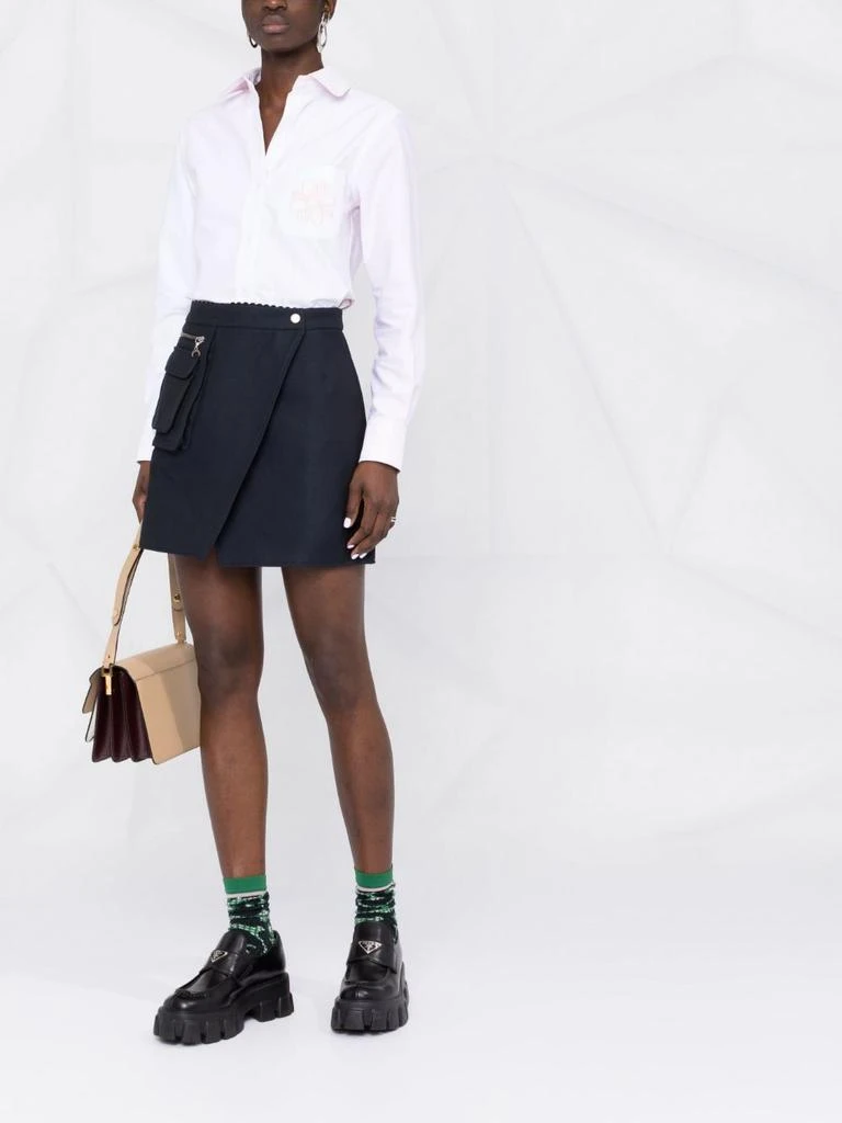 商品Thom Browne|THOM BROWNE WOMEN CLASSIC LONG SLEEVE ROUND COLLAR SHIRT W/ FLOWER APPLIQUE POCKET IN FUNMIX HAIRLINE REP STRIPE OXFORD,价格¥2086,第1张图片