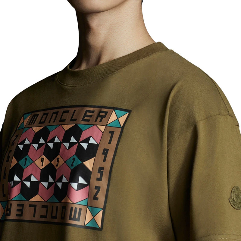 商品Moncler|【预售3-7天】Moncler/蒙克莱 22年早春新款 1952系列 男士橄榄绿色纯棉彩色图案短袖T恤H10928C00003829HP8A2,价格¥2095,第6张图片详细描述