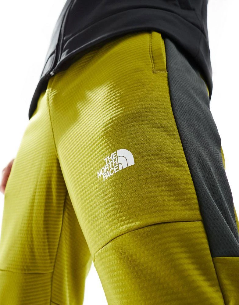 商品The North Face|The North Face Training Mountain Athletics fleece joggers in khaki,价格¥325,第3张图片详细描述