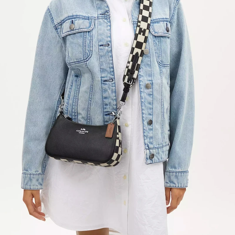 商品[国内直发] Coach|蔻驰 Teri 24 棋盘格印花设计Logo徽标拉链开合 鹅卵石纹皮革 斜挎单肩包 中号 女款 黑色拼白色,价格¥1178,第5张图片详细描述