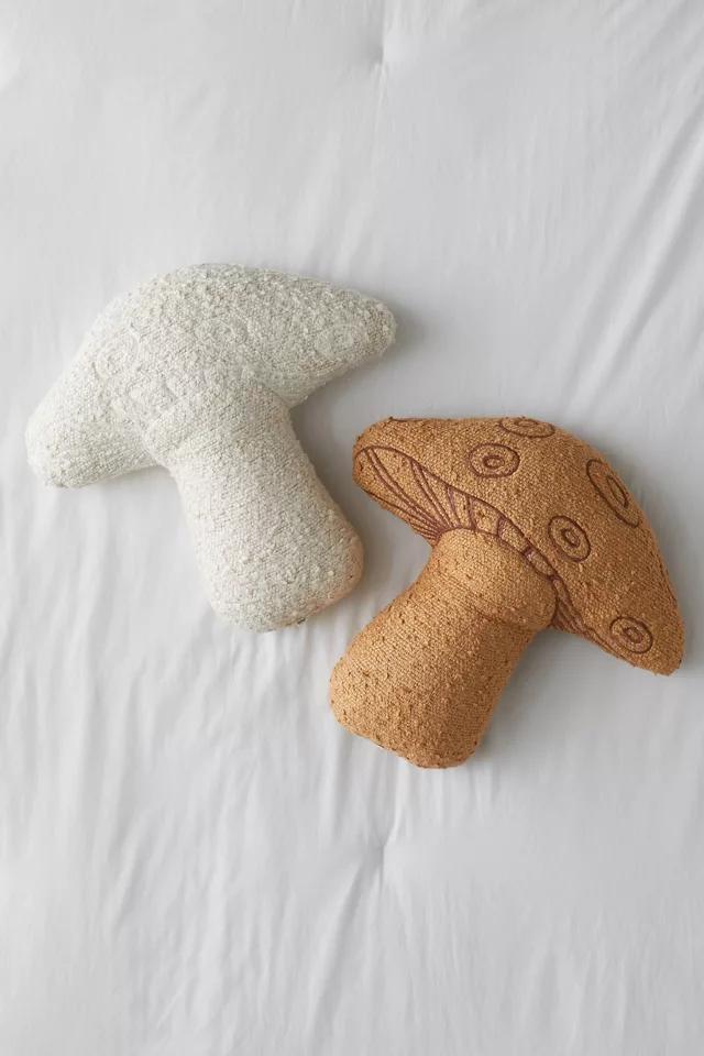 商品Urban Outfitters|Boucle Mushroom Throw Pillow,价格¥518,第6张图片详细描述