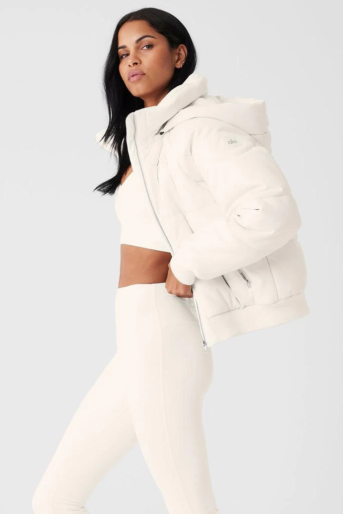 商品Alo|Faux Leather Boss Puffer - Ivory,价格¥2639,第2张图片详细描述