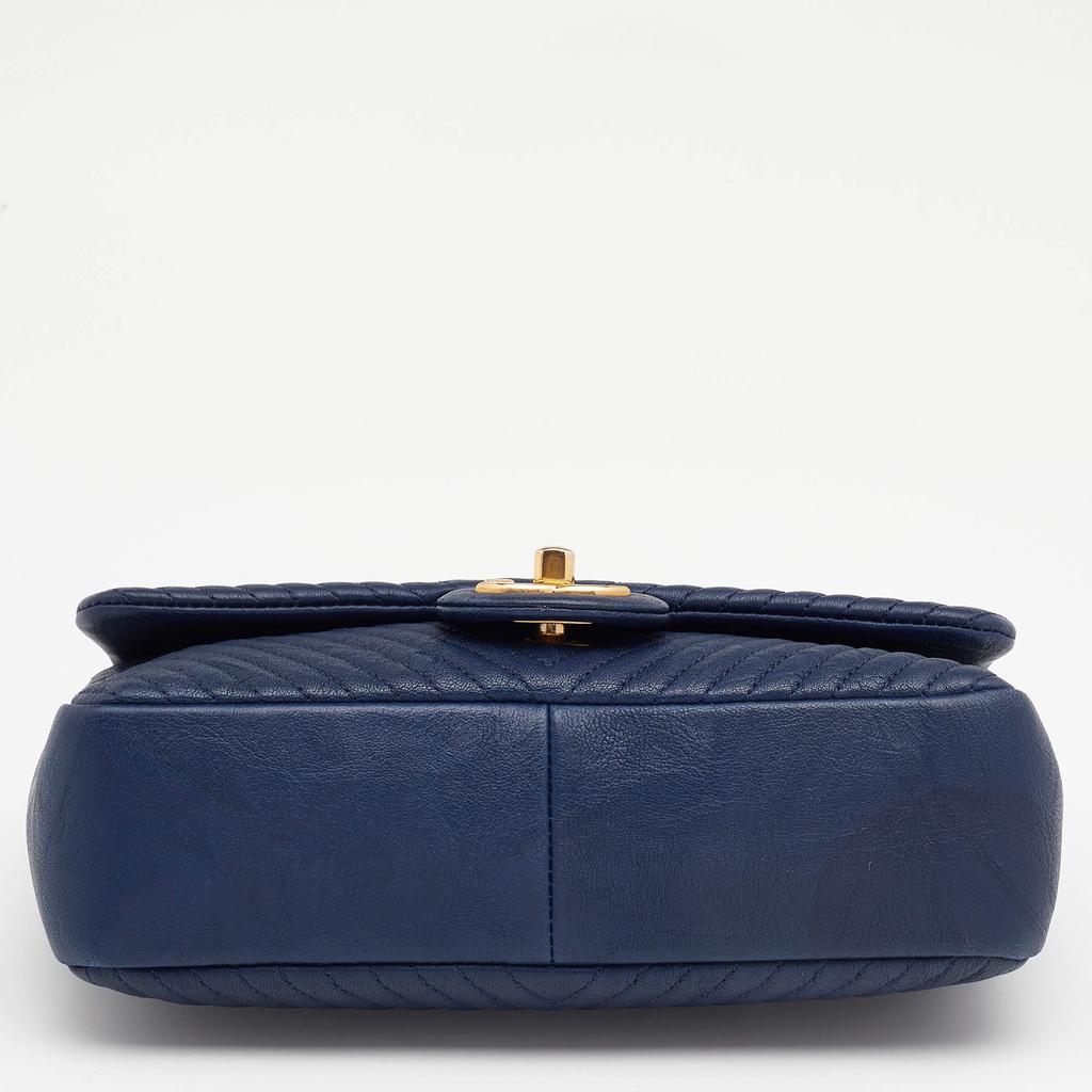Chanel Navy Blue Chevron Leather Small Medallion Charm Flap Bag商品第6张图片规格展示