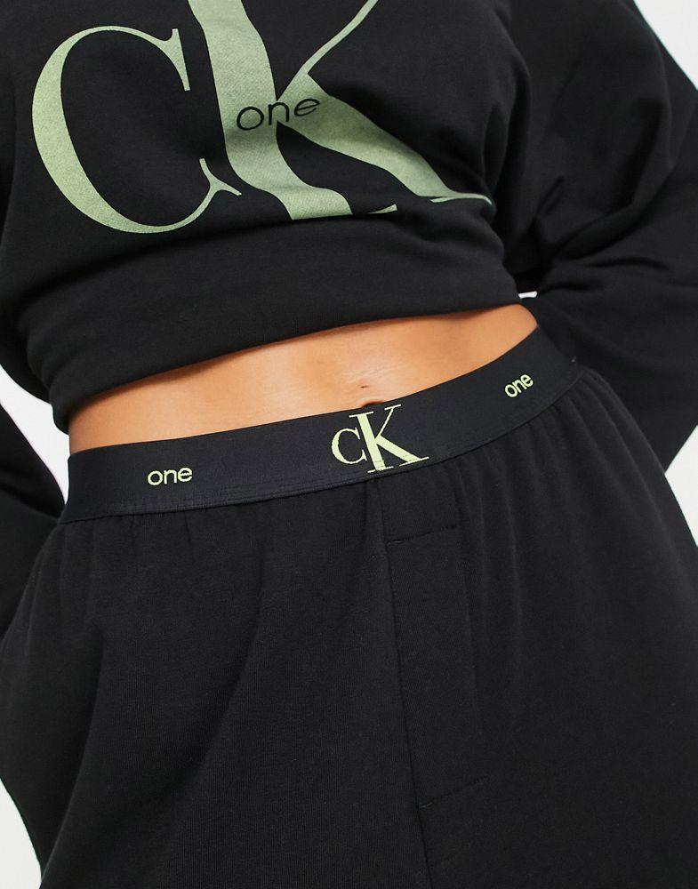 商品Calvin Klein|Calvin Klein CK One Cotton Logo oversized straight leg jogger in black,价格¥558,第5张图片详细描述