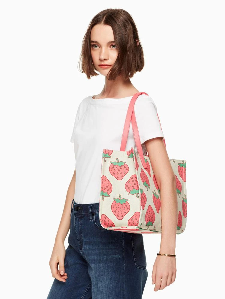 商品Kate Spade|picnic perfect strawberry canvas mega sam,价格¥1459,第2张图片详细描述