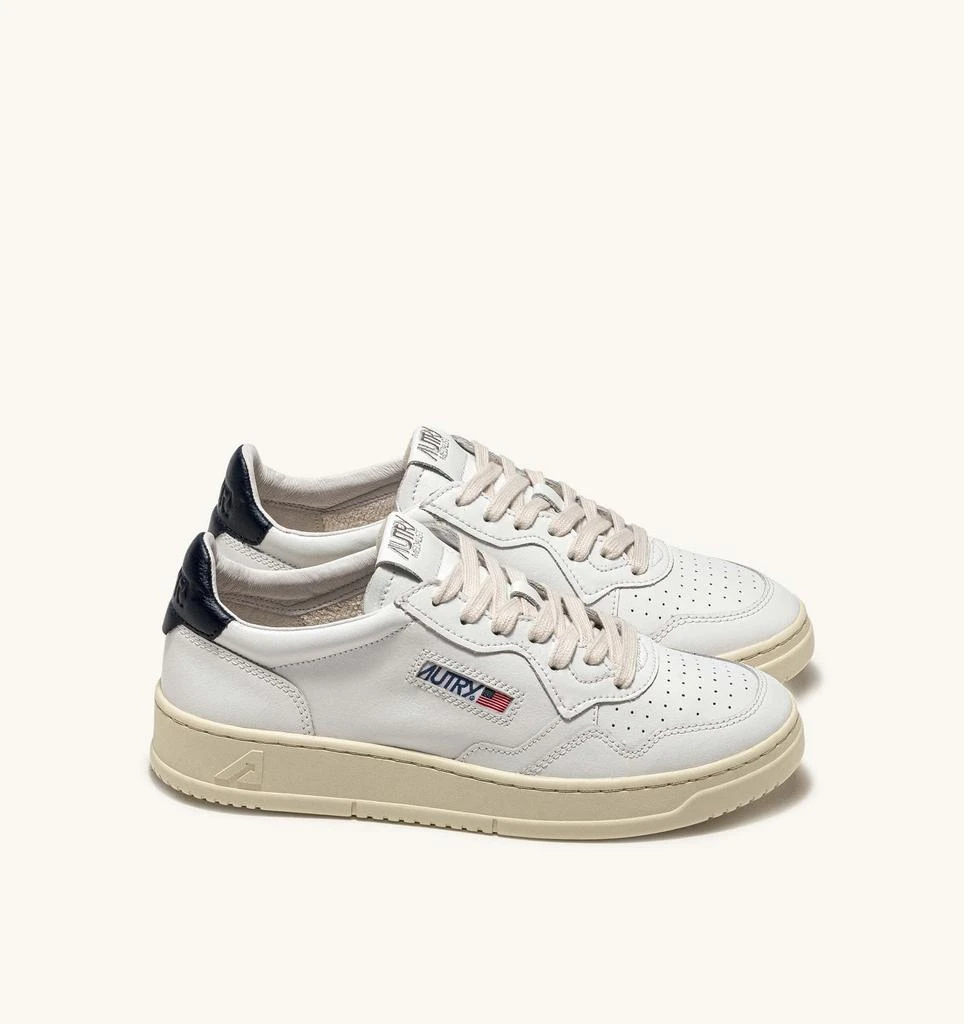 商品Autry|AUTRY WOMEN MEDALIST LOW 01 LEATHER SNEAKERS,价格¥1404,第2张图片详细描述