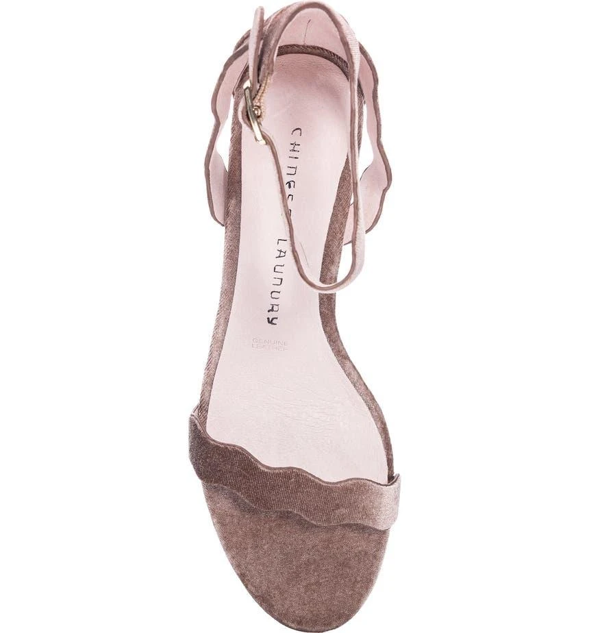 商品Chinese Laundry|Rubie Scalloped Sandal,价格¥329,第4张图片详细描述
