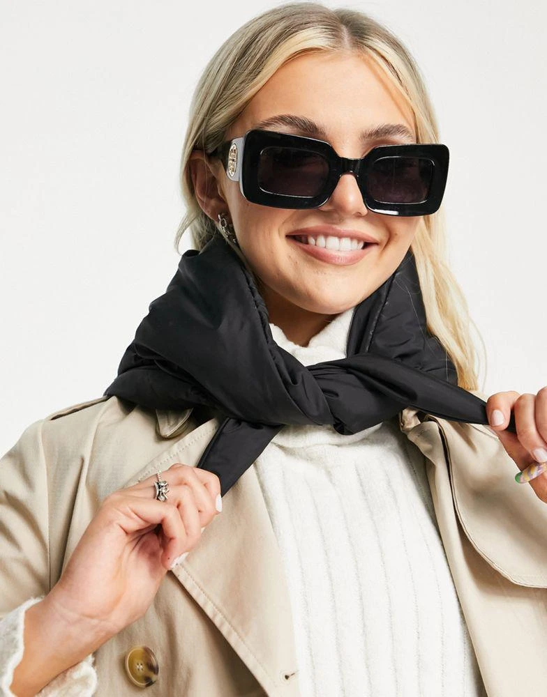 商品Weekday|Weekday polyester padded scarf in black,价格¥75,第3张图片详细描述