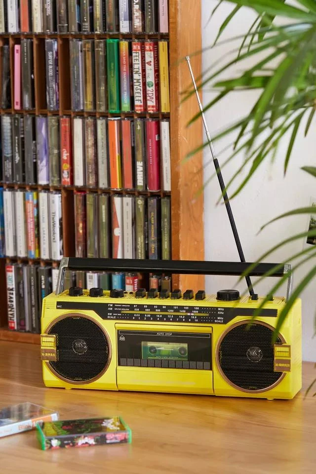 商品Urban Outfitters|UO Retro Yellow Wireless Boombox Speaker,价格¥340,第1张图片