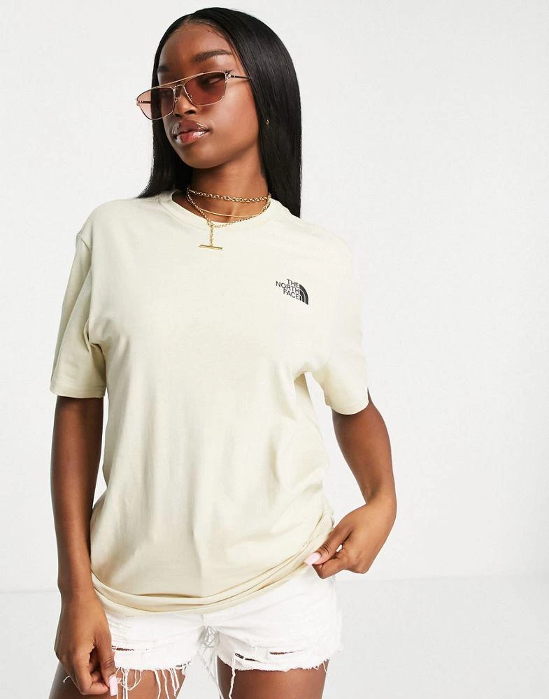 商品The North Face|The North Face Repetitive Mountain t-shirt in beige Exclusive at ASOS ,价格¥147,第2张图片详细描述