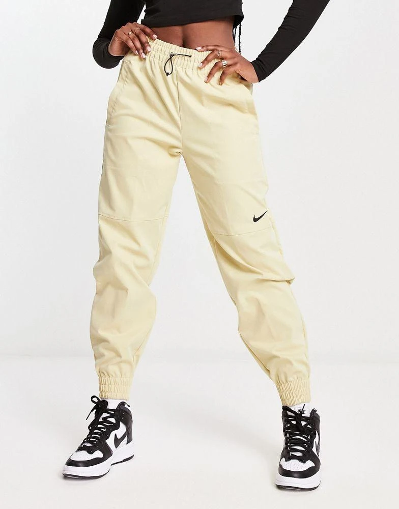 商品NIKE|Nike Swoosh woven cargo trousers in beige,价格¥290,第4张图片详细描述