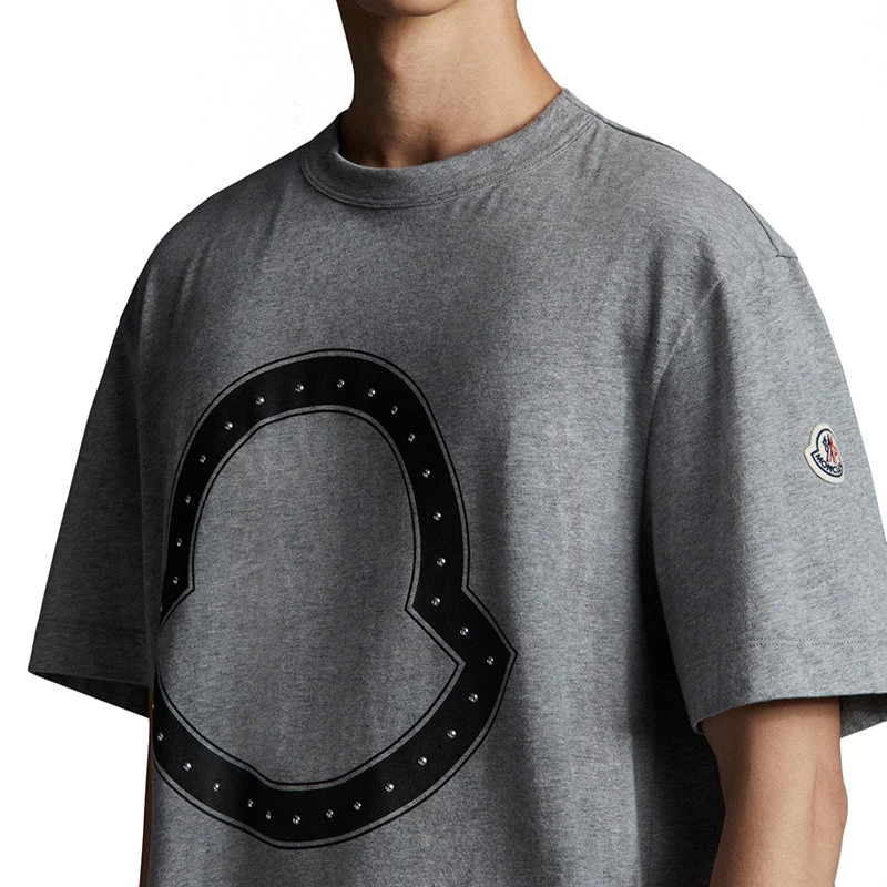 商品Moncler|【预售3-7天】Moncler/蒙克莱 22年秋冬新款 男士深灰色纯棉铆钉徽标短袖T恤H10918C000158390T989,价格¥2058,第5张图片详细描述
