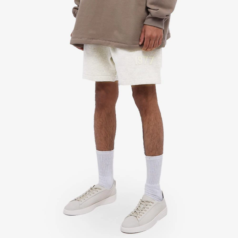 商品Essentials|Fear of God ESSENTIALS 1977 Sweat Short - Light Oatmeal,价格¥547,第2张图片详细描述