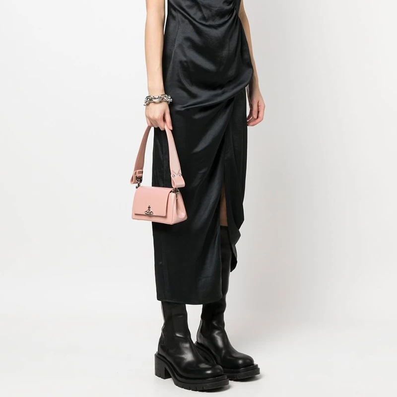 商品[国内直发] Vivienne Westwood|HAZEL 土星Logo 光面小牛皮 腋下包法棍包单肩手提包 小号 女款 珠光粉,价格¥3577,第7张图片详细描述