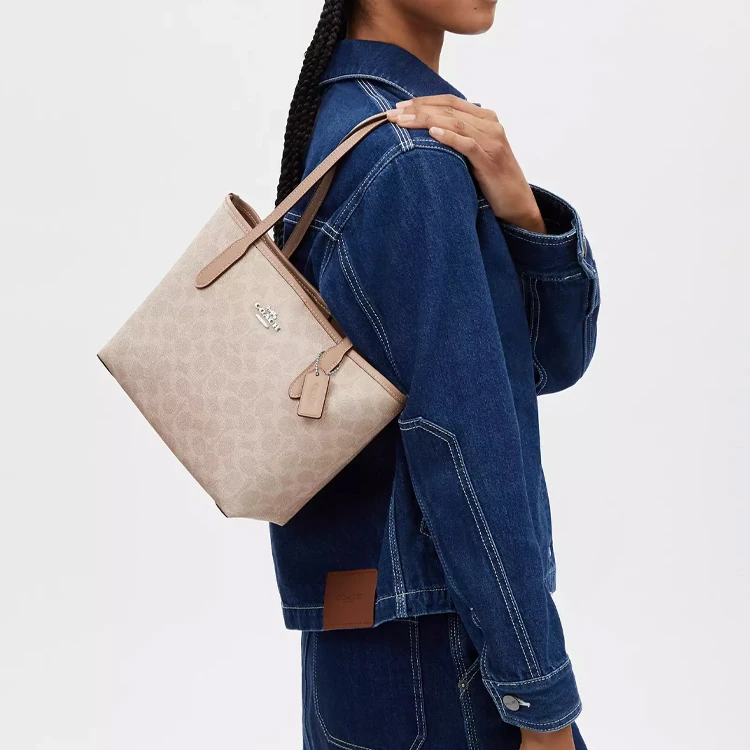 商品[国内直发] Coach|蔻驰 City 23 经典老花金属徽标 涂层帆布拼皮革 托特包Tote包购物袋单肩手提包 中号 女款 银色拼沙色,价格¥1729,第5张图片详细描述