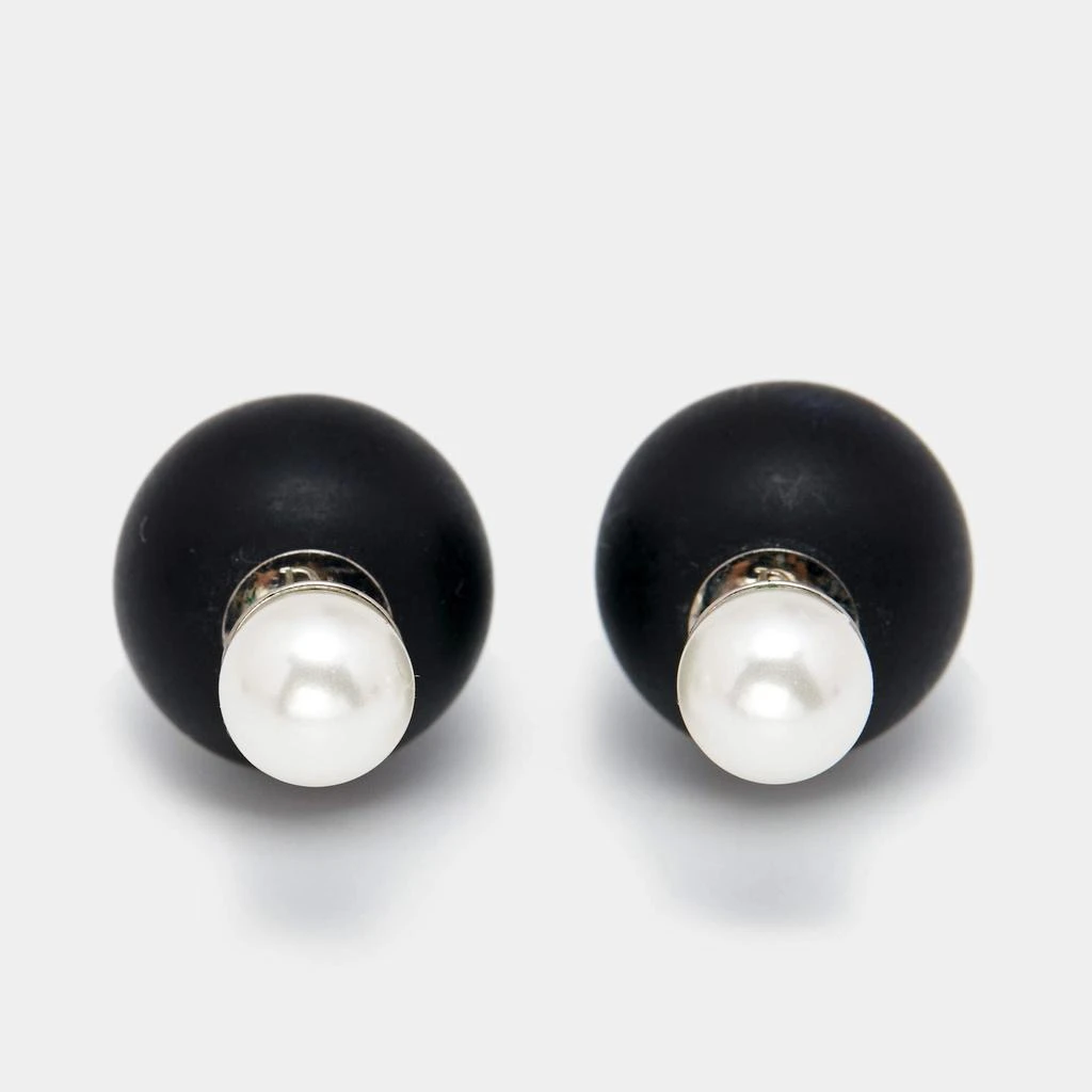 商品[二手商品] Dior|Dior Mise En Dior Tribales Resin Faux Pearl Silver Tone Metal Stud Earrings,价格¥2978,第1张图片