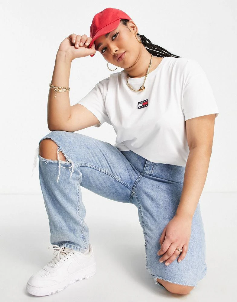商品Tommy Jeans|Tommy Jeans Plus cotton oversized centre badge t-shirt in white  - WHITE,价格¥357,第4张图片详细描述