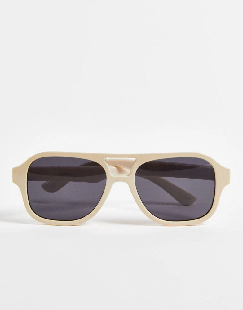 商品ASOS|ASOS DESIGN navigator sunglasses in ecru with smoke lens - BEIGE,价格¥53,第2张图片详细描述