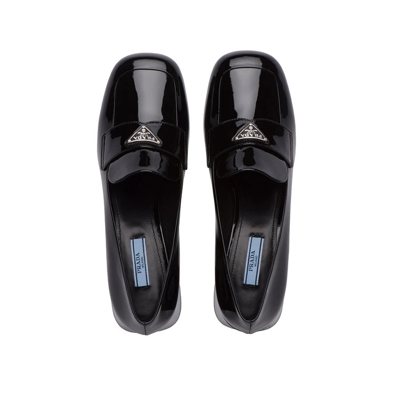 商品Prada|【预售3-7天】PRADA/普拉达  Mocassini Triangolo系列 女士黑色皮革饰涂珐琅三角形金属徽标漆皮乐福鞋1D763M_069_F0002_F_045,价格¥6957,第6张图片详细描述