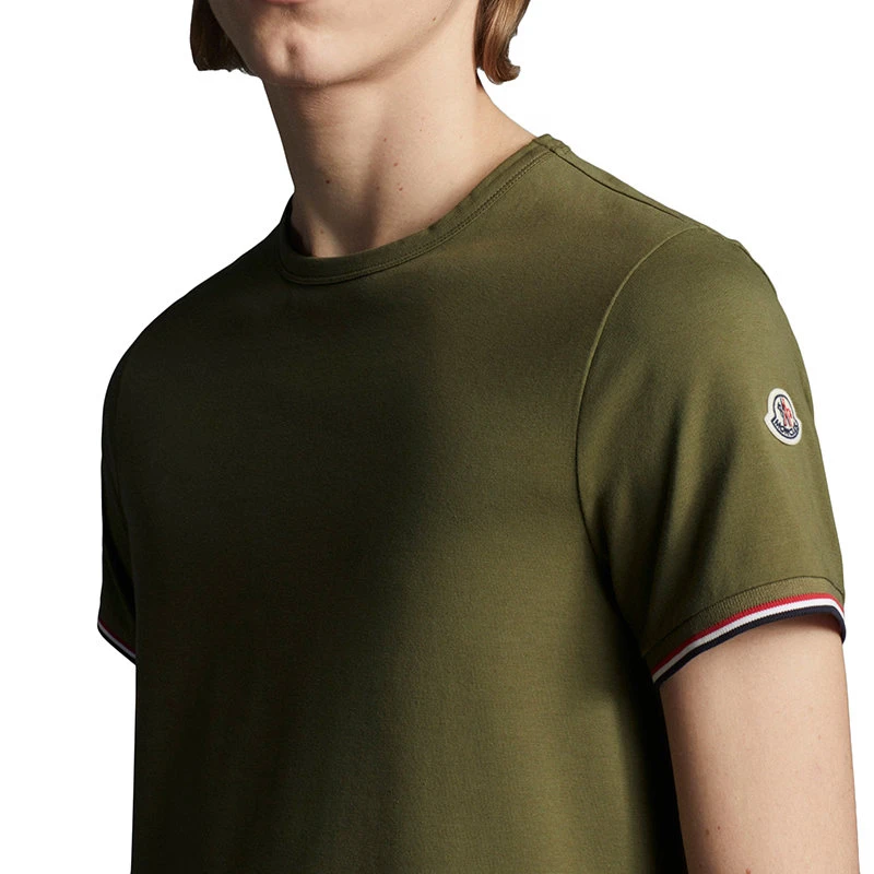 商品Moncler|【预售3-7天】Moncler/蒙克莱 22年秋冬新款 男士橄榄绿色棉质混纺毡艺商标短袖T恤H10918C7160087296829,价格¥1704,第5张图片详细描述