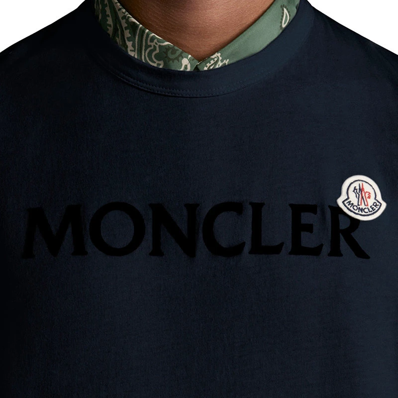 商品Moncler|【预售3-7天】Moncler/蒙克莱 22年秋冬新款 男士午夜蓝色纯棉Logo印花短袖T恤H20918C000258390T778,价格¥1824,第5张图片详细描述