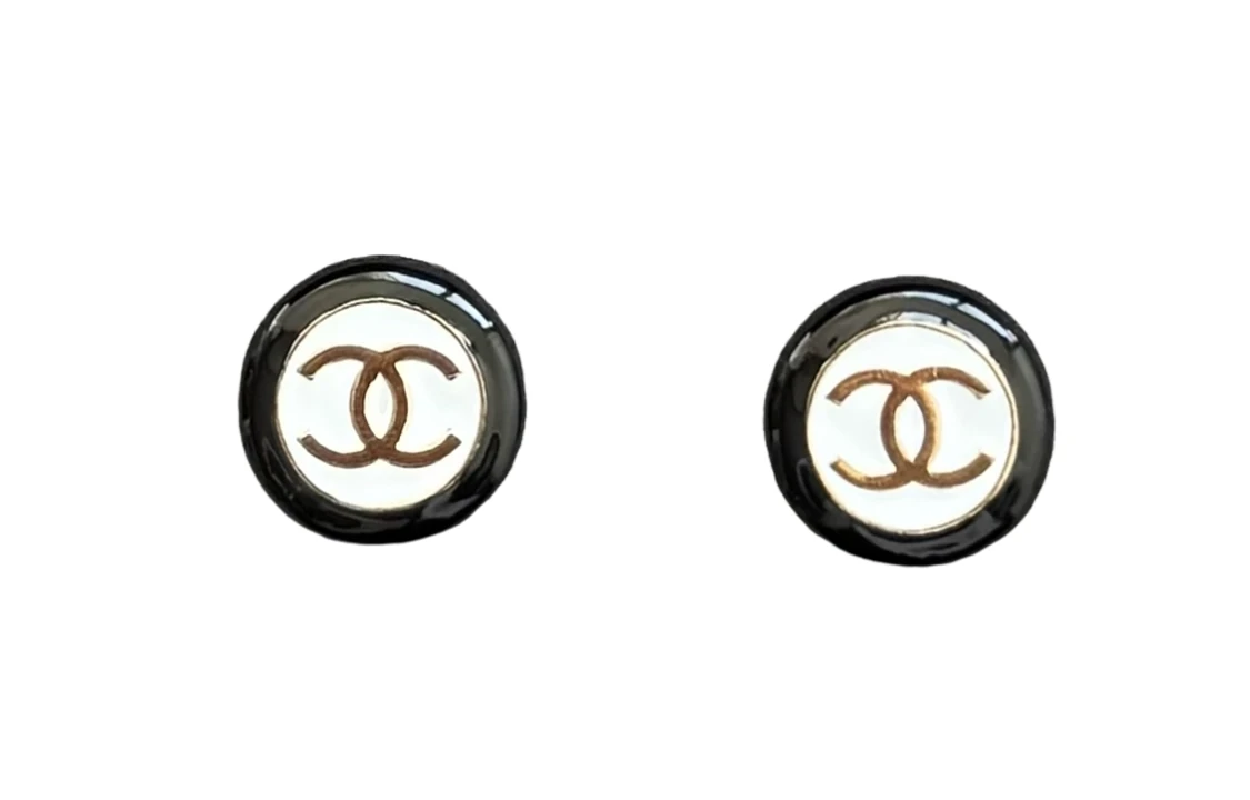 商品[国内直发] Chanel|【24P新品】 香奈儿 Logo设计 - 耳钉 男女同款情侣款 黑色,价格¥6082,第3张图片详细描述