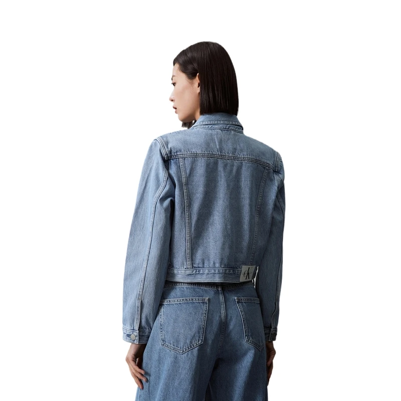 商品[国内直发] Calvin Klein|CALVIN KLEIN 简约布标短款纯色翻领长袖夹克外套 女款 牛仔浅蓝,价格¥1435,第5张图片详细描述