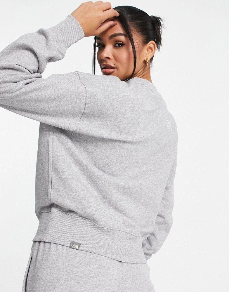 商品The North Face|The North Face Essential oversized sweatshirt in light grey Exclusive at ASOS,价格¥410,第3张图片详细描述