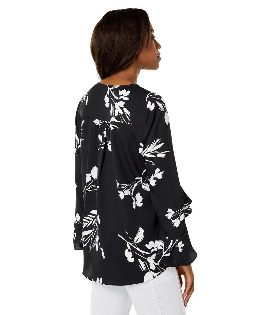 商品Vince Camuto|Flutter Sleeve Floral Whispers V-Neck Tunic,价格¥386,第2张图片详细描述
