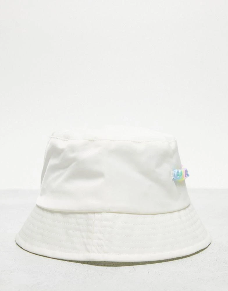 商品COLLUSION|COLLUSION Unisex festival nylon branded beaded bucket hat in white,价格¥74,第2张图片详细描述