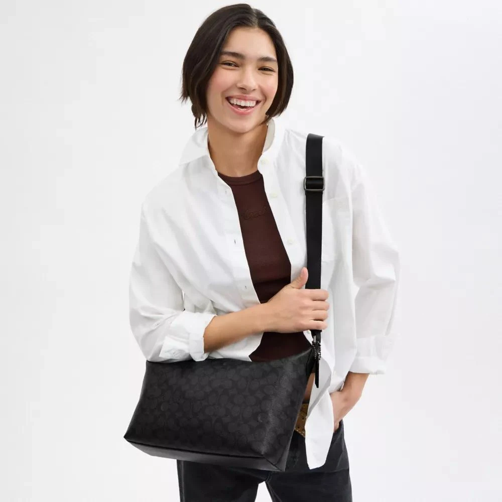 女士 Finn 标志性帆布斜挎包 商品