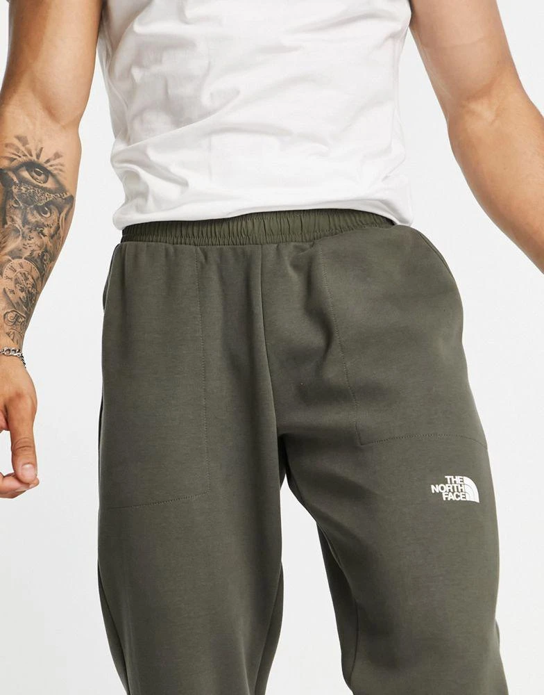 商品The North Face|The North Face Tech joggers in green Exclusive at ASOS,价格¥590,第3张图片详细描述