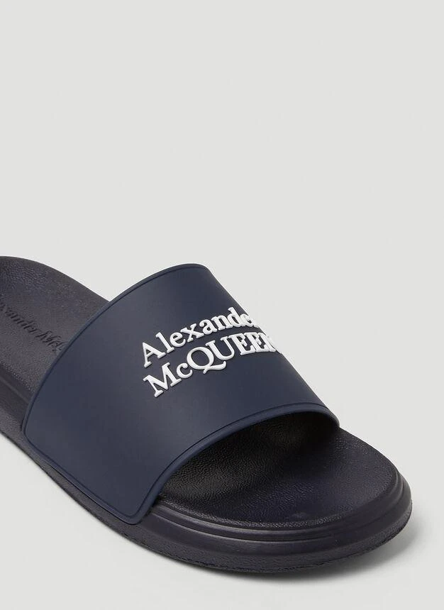 Logo Embossed Slides in Blue 商品