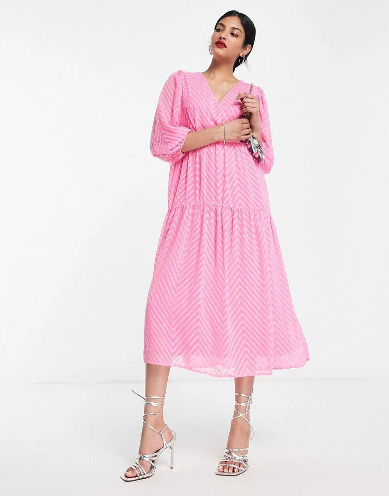 商品VERO MODA|Vero Moda textured midi dress in pink,价格¥171,第4张图片详细描述
