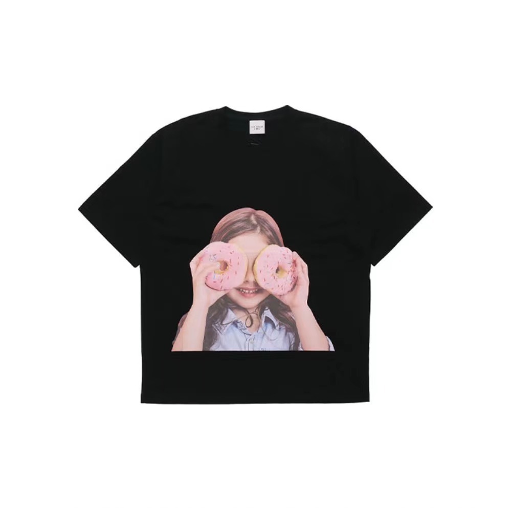 商品Acme de la vie|【享贝家】acme de la vie 甜甜圈女孩印花短袖T恤 男女同款 黑色ADLV19SS-SSBKBF-DN31,价格¥237,第1张图片