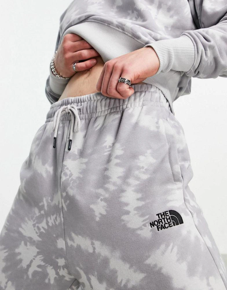 商品The North Face|The North Face Oversized Essential joggers in grey tie dye Exclusive at ASOS,价格¥354,第3张图片详细描述