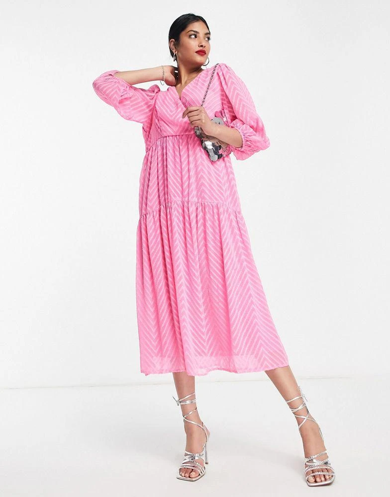 商品VERO MODA|Vero Moda textured midi dress in pink,价格¥171,第1张图片